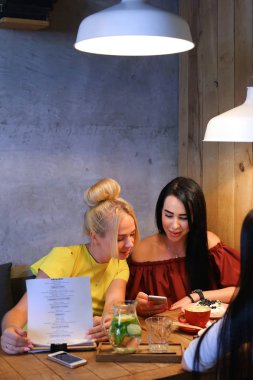 Üç güzel kadın gülümseme kafe, konuşmak, sırlarını söyle, yemek, d