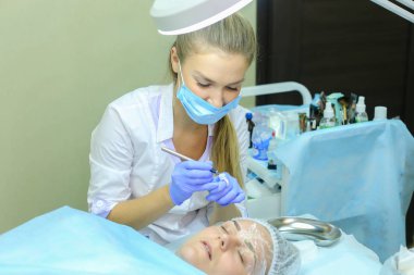 Fe çizim üzerinde çalışmaya konsantre kız ana mikrobleydingu