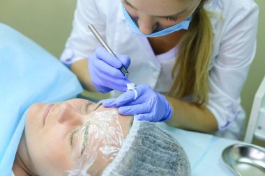 Fe çizim üzerinde çalışmaya konsantre kız ana mikrobleydingu