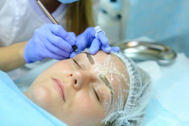 Fe çizim üzerinde çalışmaya konsantre kız ana mikrobleydingu