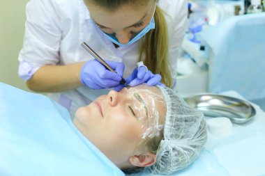 Fe çizim üzerinde çalışmaya konsantre kız ana mikrobleydingu