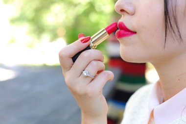 Kadının dudakları ve ruj