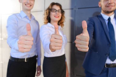 Üç güzel gösteren başparmak yukarı, gülüyor, smilin gençler