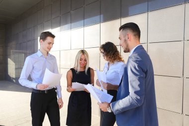 Dört genç insanların, iki erkek ve iki kadın, öğrenciler, iletişim,