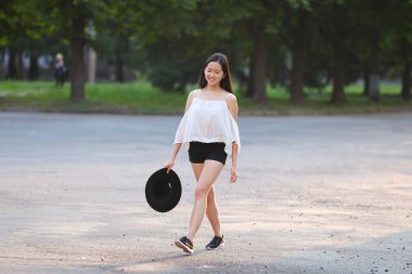 Asya Yaz şapka güzel kız gülümseme