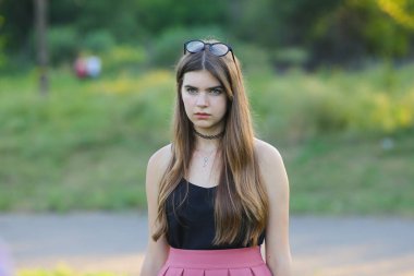 Genç güzel kız duygu zevk zevk mutluluk gösterir