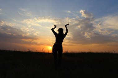 Çeşitli pozlar gösterilen ve bir alan açık havada dans ince kız