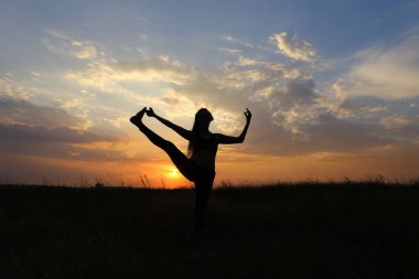 Çeşitli pozlar gösterilen ve bir alan açık havada dans ince kız