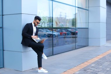 Cool adam Arapça adam dizüstü bilgisayar İşletme Merkezi'nde kullanır.