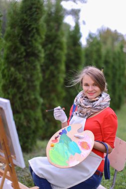 Kadın poz ve gülümseyen, kameraya gülme güzel ressam