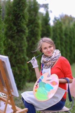 Kadın poz ve gülümseyen, kameraya gülme güzel ressam