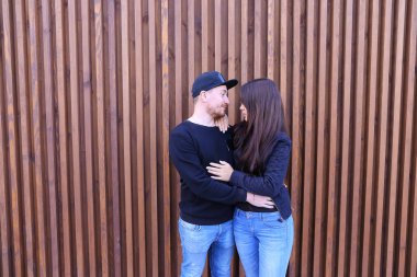 Güzel çift sarılma ve birbirlerinin yavaşça gözlere, bakmak