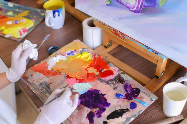 Artista extruye pintura de tubos en la paleta para mezclar colores t — Foto de Stock