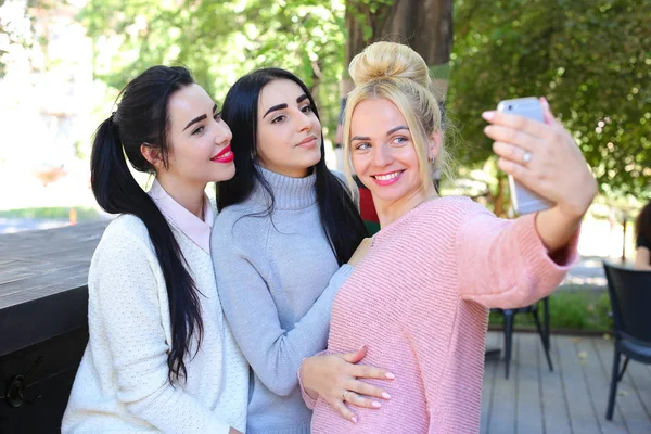 Três jovens namoradas maravilhosas fazer selfie, foto no pho — Fotografia de Stock