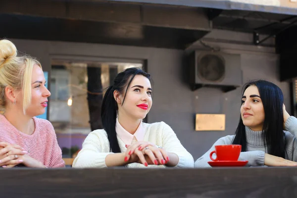 Tres hermosa sonrisa femenina en la cafetería, hablar, contar secretos, comer, d — Foto de Stock