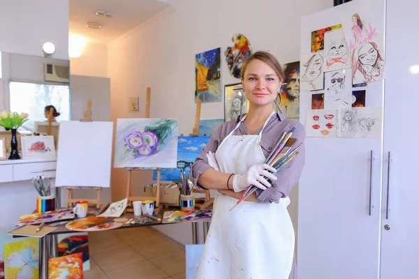 Mulheres belo pintor posando e sorrindo, rindo na câmera — Fotografia de Stock