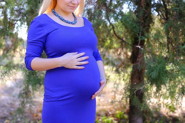 Sedutor jovem grávida senhora carícia tocar barriga e sente ervilha — Fotografia de Stock