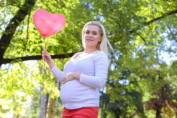 Lovely Female to be Expecting, Posing For Camera and Smiles, Lif — Stock Photo, Image