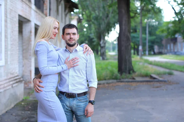 Jovem par posando para fotografia, de pé ao lado um do outro um — Fotografia de Stock