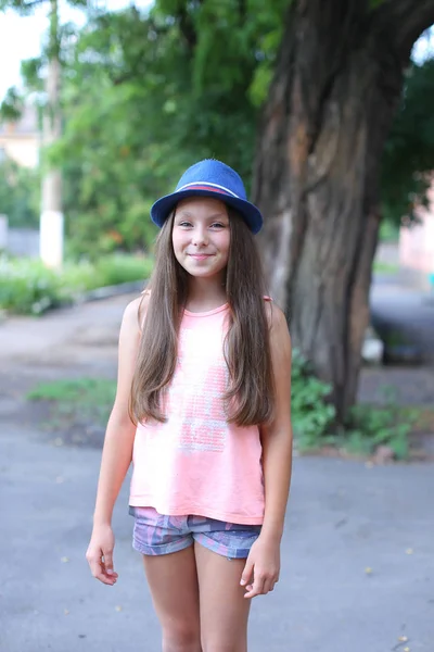 Linda niña sonriendo, mirando a la cámara y de pie en s — Foto de Stock