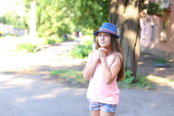 Bastante linda niña niña sonríe, pide deseos, se toma de la mano — Foto de Stock