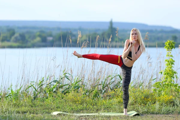 Junge schöne Frau hockt zeigt Ergebnispresse auf Bauch-Workout-Training mit Top — Stockfoto