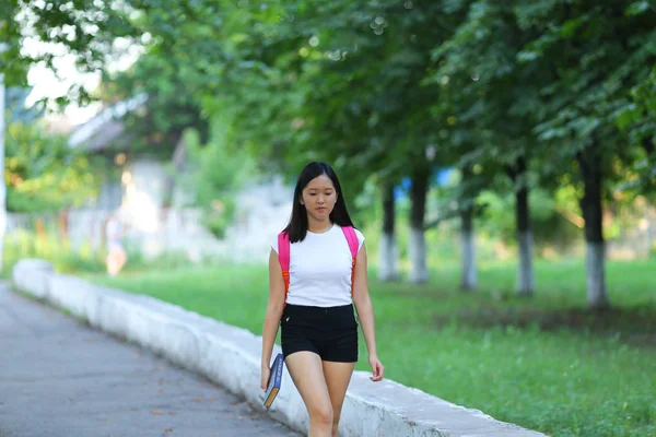 Chica joven caminando en el parque están caminando — Foto de Stock