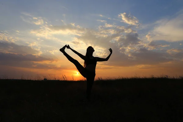 Slim girl showing various poses and dancing in a field outdoors — Stock Photo, Image