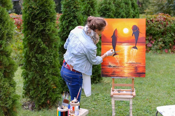 Krásný vzhled evropské umělce žena drží paletu a br — Stock fotografie