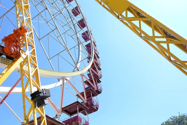 Eğlence Parkı gökyüzü karşı dönme dolap ait detay fotoğraf.