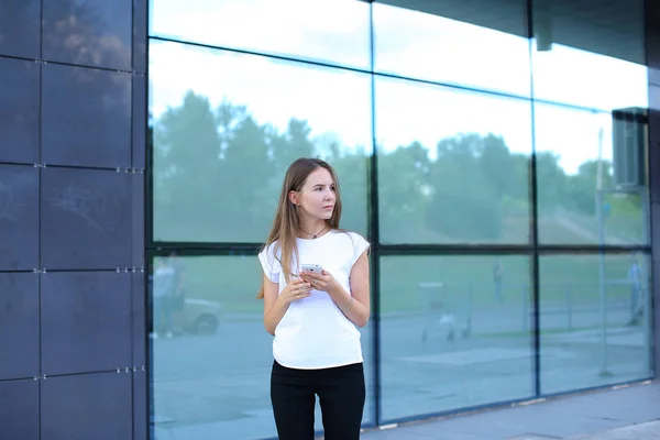 Mujer de negocios mujer de trabajo cerca de centro de negocios habla por teléfono — Foto de Stock