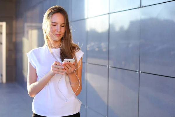 Una joven adulta bonita estudiante mujer de negocios sostiene telepho — Foto de Stock