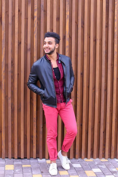 Jeune beau mec arabe debout en pleine croissance et pose, toilettes — Photo