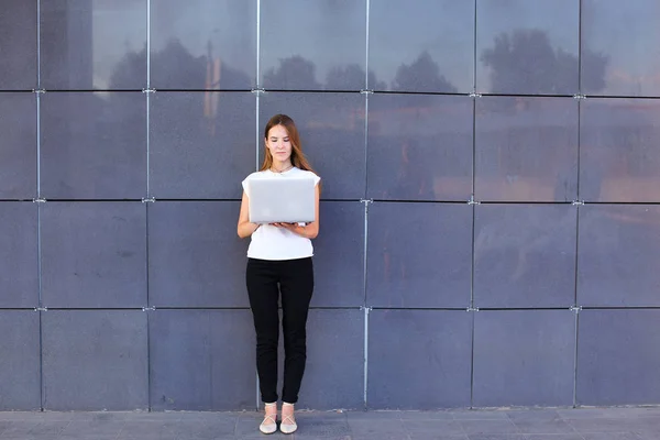 관점 젊은 여자 기업가 노트북 및 작품, solv를 보유 하 — 스톡 사진