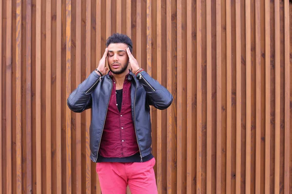 Aantrekkelijke Arabische jongeman, Student voelt hoofdpijn, met hoofd een — Stockfoto