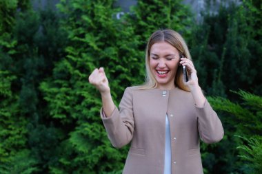 Evet çekici sarışın Bayan ve elinde, SMI tutar