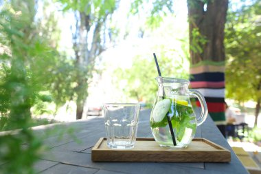 Cam sürahi ve saman ve cam yönlü Kupası st içme siyah