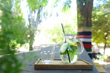 Cam sürahi ve saman ve cam yönlü Kupası st içme siyah