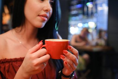 Genç ve güzel kadın kadın elinde tutan Kupası ve kahve ag içecekler