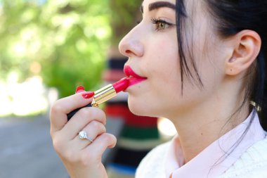 Kadının dudakları ve ruj