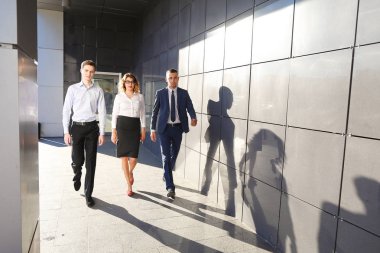 Güzel başarılı insanlar, iki adam ve kız, genç businessme