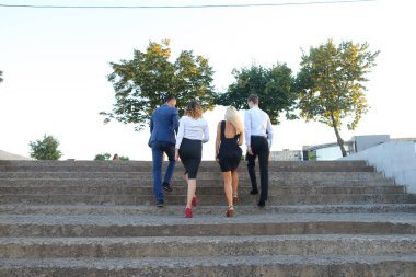 Güzel emin kişi, iki erkek ve iki kız gülümsüyor, hol,