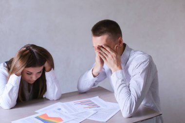 Erkek ve kadın iş ve Tabl oturan çok yorgun olduklarını