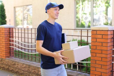 Postacı yakaladığında parsel arka plan kameraya gülümseyen elinde