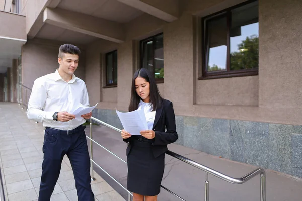 Groupe de jeunes entreprises intelligentes asiatiques professionnels, international — Photo