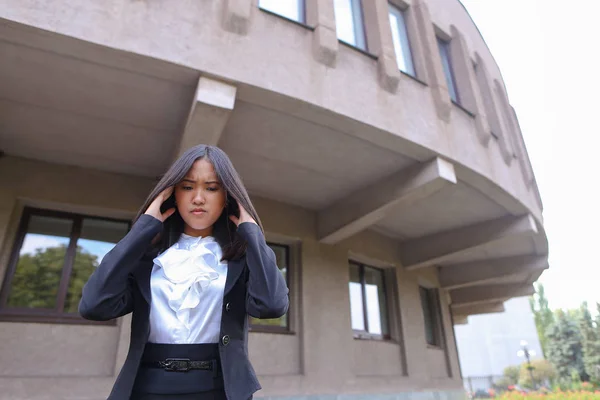 Krásné mladé Asijské obchodní žena, studentka drží na hlavě od fa — Stock fotografie
