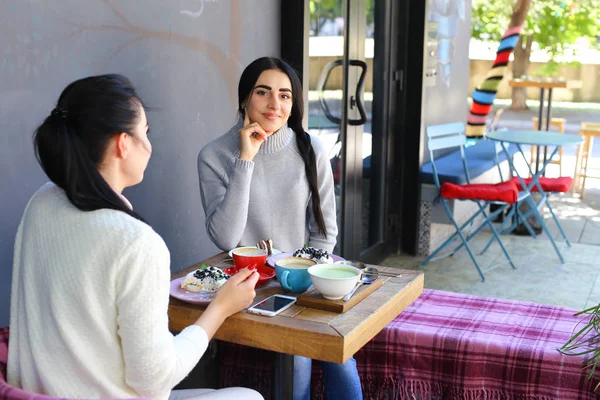 Tres hermosa sonrisa femenina en la cafetería, hablar, contar secretos, comer, d — Foto de Stock