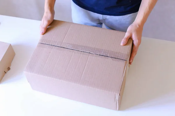 Carrier comprueba las cajas de embalaje, selladas con cinta en todos los lados, gire — Foto de Stock