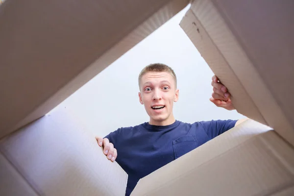 Hombre Abre Caja Sonriendo Estirando Sus Brazos al Interior del Recinto — Foto de Stock