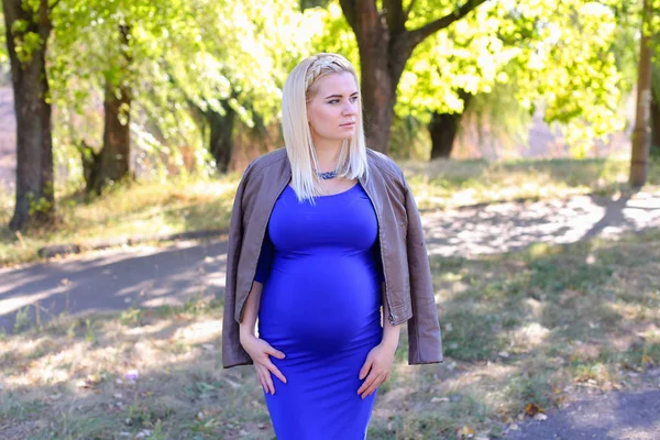 Bella ragazza bionda in modo familiare, In posa per la fotografia, F — Foto Stock